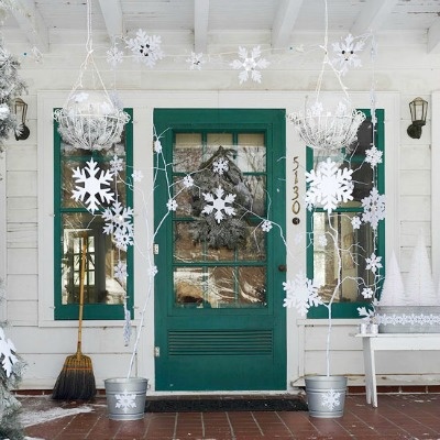 21 Christmas Decor Ideas for Doors and Outside