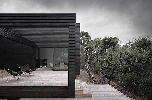 The Ridge Road Residence – a Mixture between Simplicity and Modernity