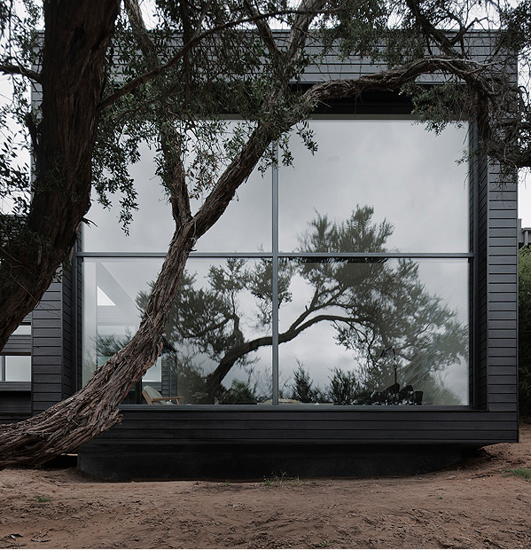 The Ridge Road Residence – a Mixture between Simplicity and Modernity