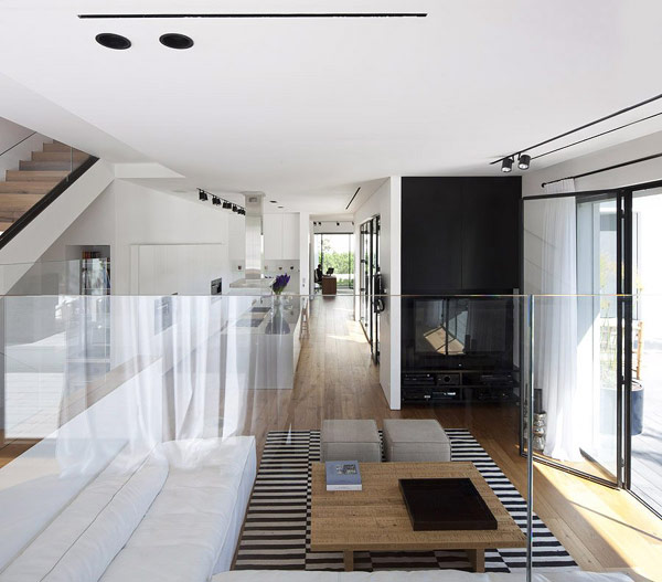 White Elegance and a Dreamy Swimming Pool by Levy Chamizer Architects