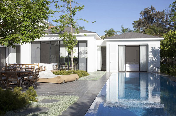 White Elegance and a Dreamy Swimming Pool by Levy Chamizer Architects