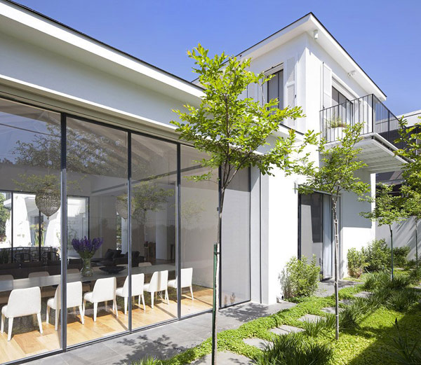 White Elegance and a Dreamy Swimming Pool by Levy Chamizer Architects