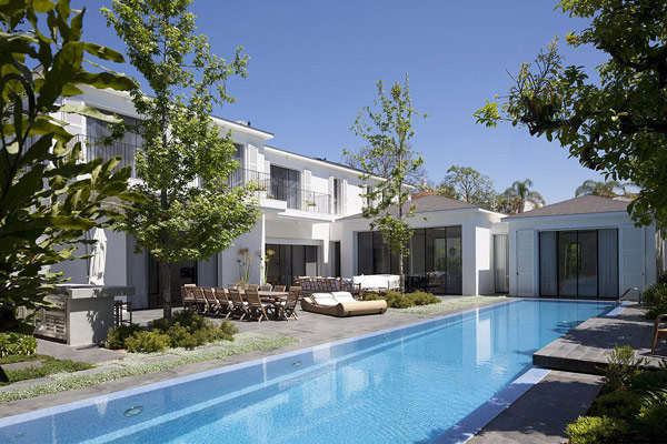 White Elegance and a Dreamy Swimming Pool by Levy Chamizer Architects