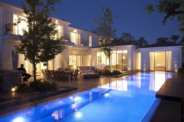 White Elegance and a Dreamy Swimming Pool by Levy Chamizer Architects