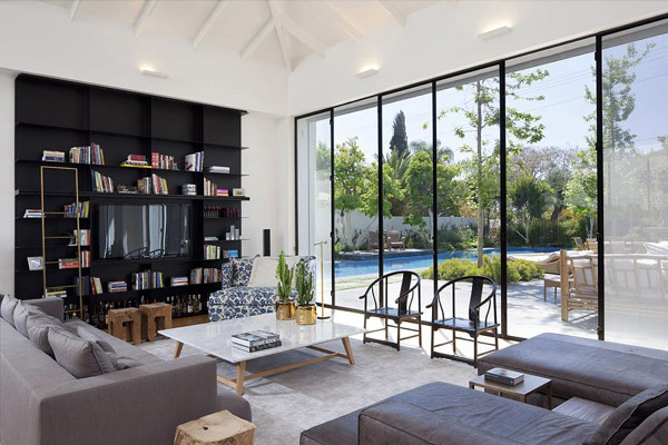 White Elegance and a Dreamy Swimming Pool by Levy Chamizer Architects