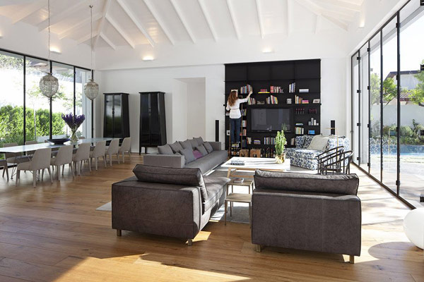 White Elegance and a Dreamy Swimming Pool by Levy Chamizer Architects