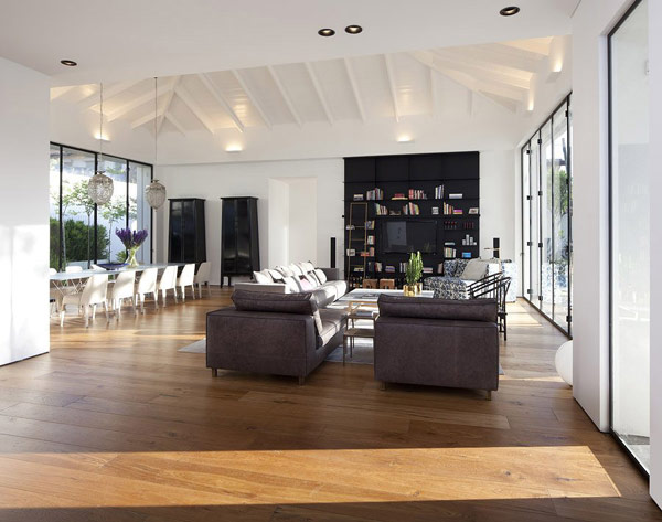 White Elegance and a Dreamy Swimming Pool by Levy Chamizer Architects