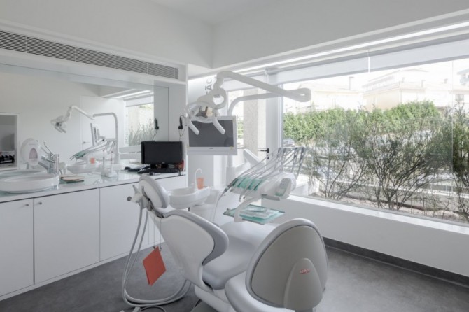 Dental Clinic with Minimalist Design by Paulo Merlini 