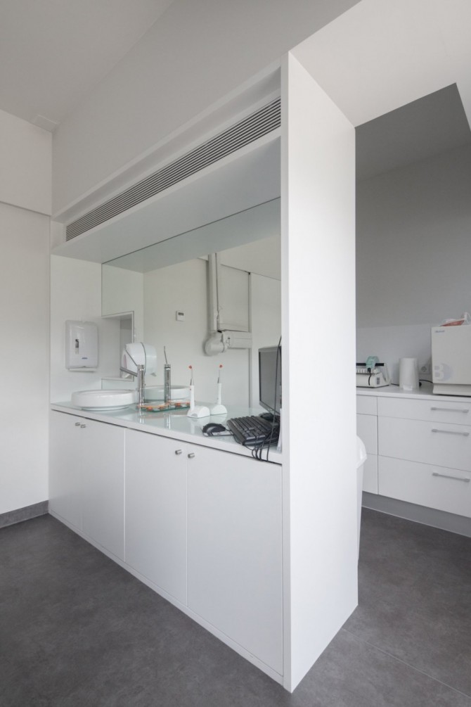 Dental Clinic with Minimalist Design by Paulo Merlini 