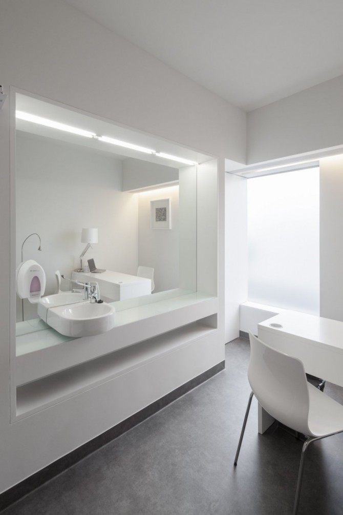Dental Clinic with Minimalist Design by Paulo Merlini 