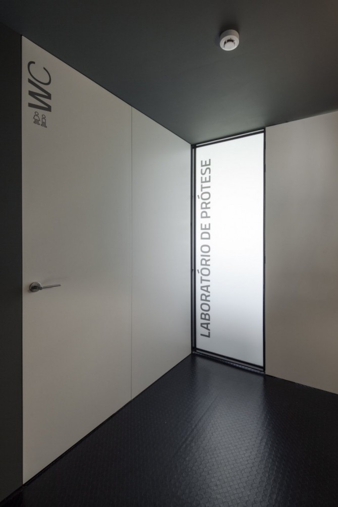 Dental Clinic with Minimalist Design by Paulo Merlini 