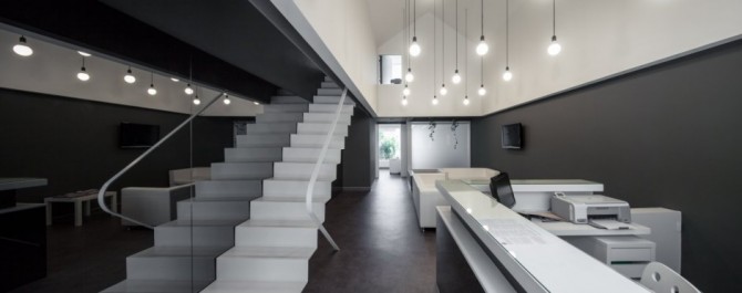 Dental Clinic with Minimalist Design by Paulo Merlini 