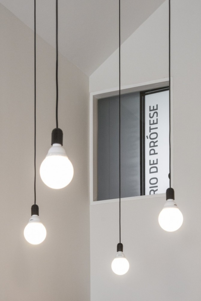 Dental Clinic with Minimalist Design by Paulo Merlini 