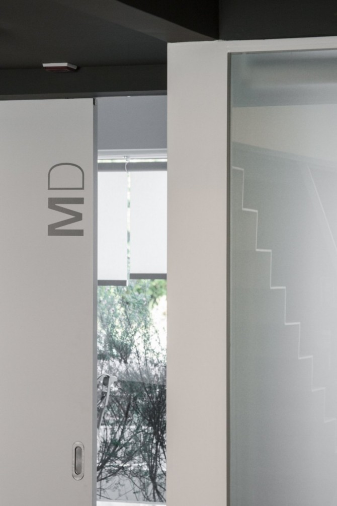 Dental Clinic with Minimalist Design by Paulo Merlini 