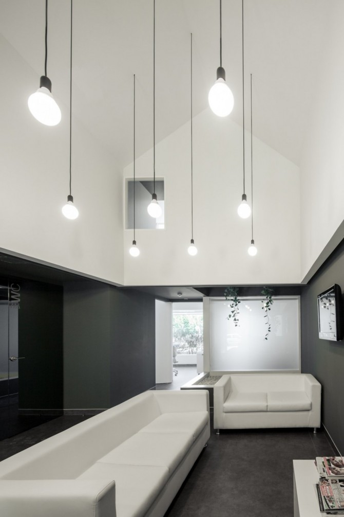 Dental Clinic with Minimalist Design by Paulo Merlini 