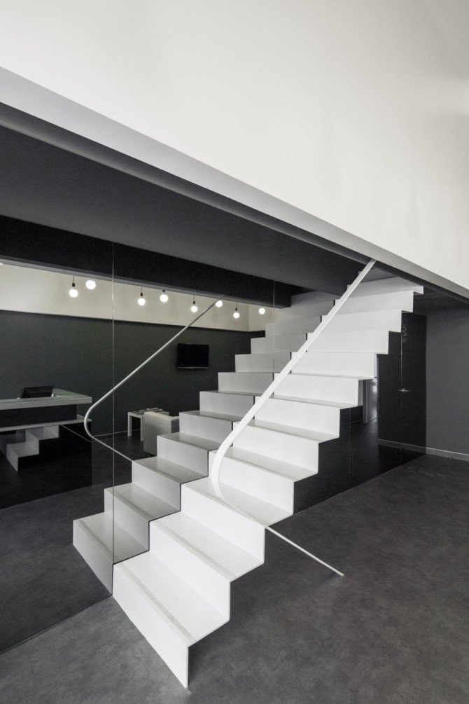 Dental Clinic with Minimalist Design by Paulo Merlini 