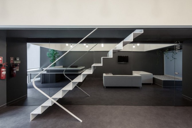 Dental Clinic with Minimalist Design by Paulo Merlini 