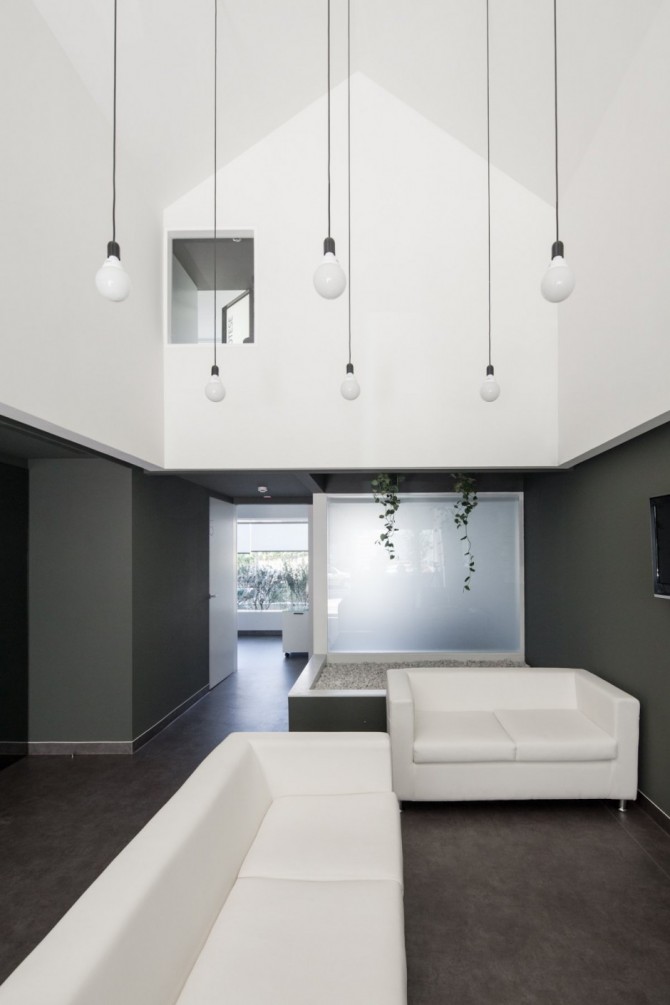 Dental Clinic with Minimalist Design by Paulo Merlini 