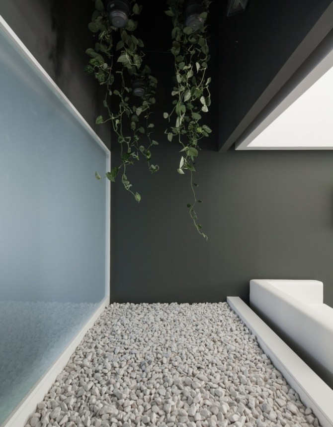 Dental Clinic with Minimalist Design by Paulo Merlini 