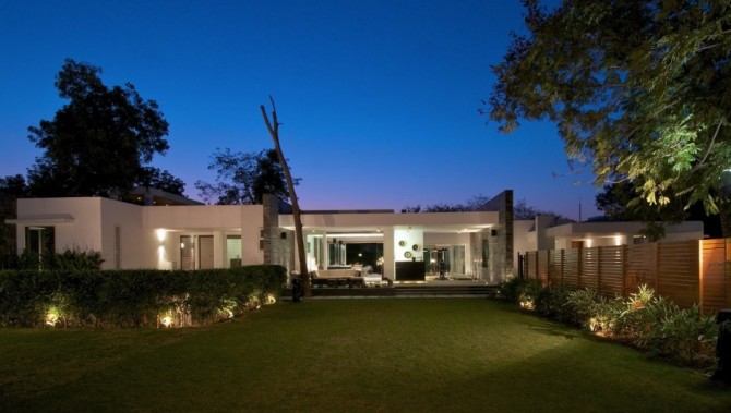 Amazing Dinesh Mill Bungalow, a Fluid Home Perfect for Leisure