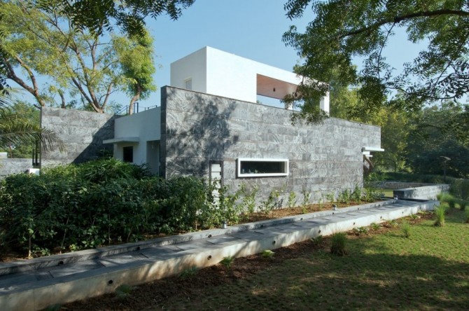 Amazing Dinesh Mill Bungalow, a Fluid Home Perfect for Leisure